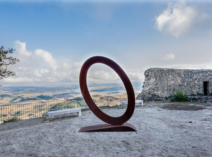 ‘ Monumenta- Arte in Cantiere’ arriva  a Sant’Agata di Puglia,  al Castello Imperiale l'opera ‘ Senza titolo ( Ellisse verticale)’ di Mauro Staccioli